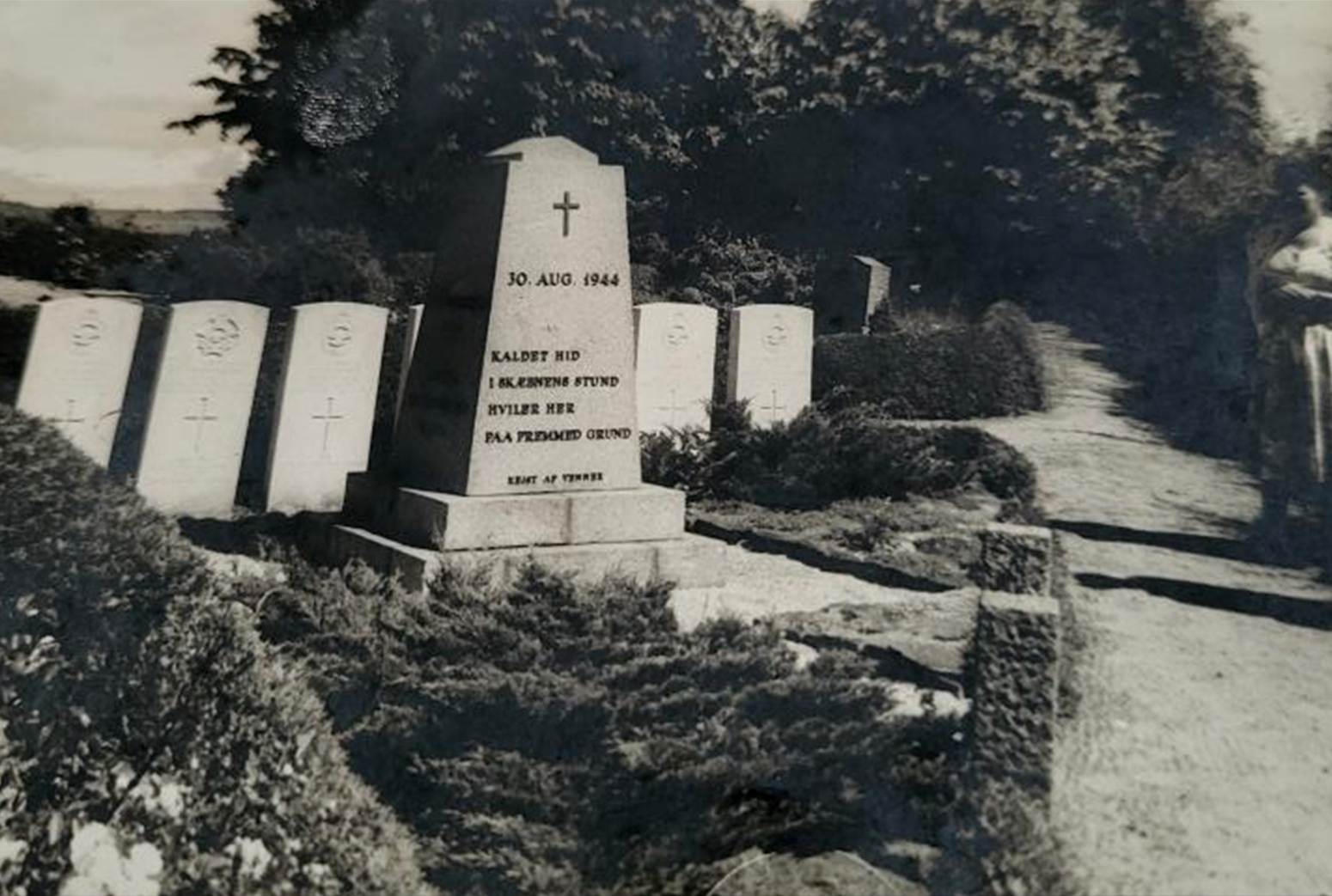 A black and white photo of a cemetery

Description automatically generated